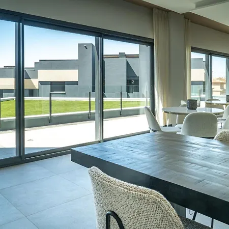 Contemporary 3-bedroom In Oasis 325 エステポナ